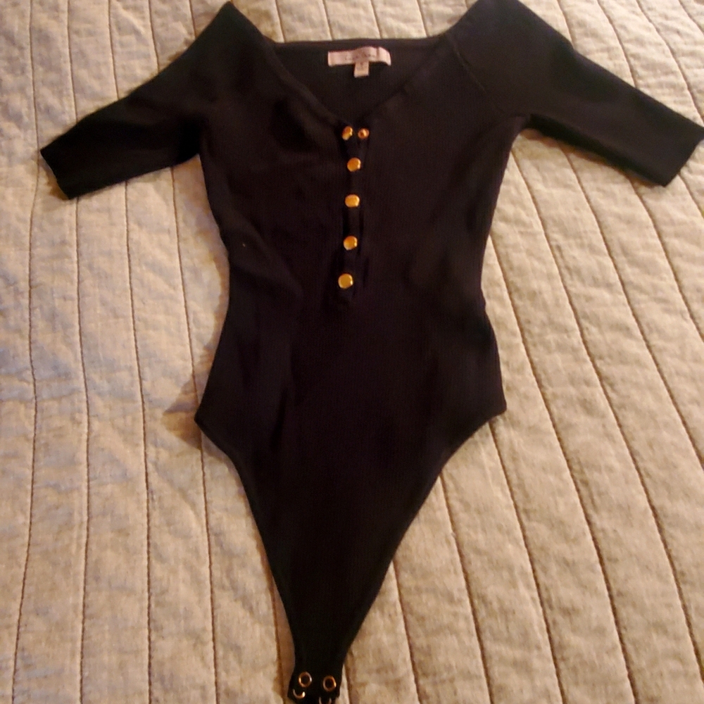 Black stretch body shirt 🎀